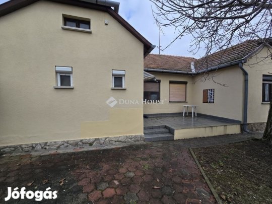 Eladó 104 nm-es ház Pécs