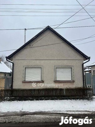 Eladó 105 nm-es ház Cegléd
