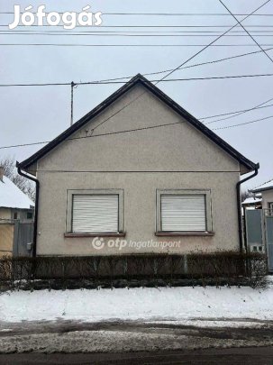 Eladó 105 nm-es ház Cegléd