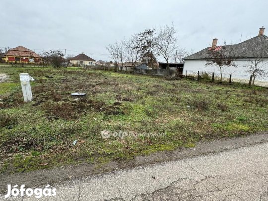 Eladó 1061 nm-es telek Poroszló