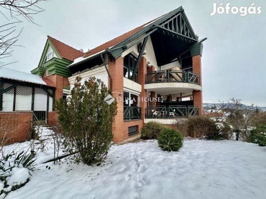 Eladó 106 nm-es lakás Pécs