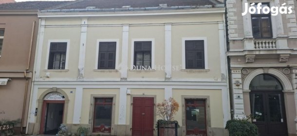 Eladó 108 nm-es lakás Pécs