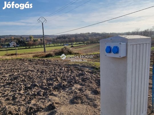 Eladó 1090 nm-es telek Pázmánd