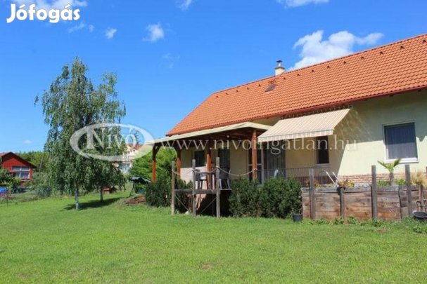 Eladó 110 nm-es Családi ház Csopak