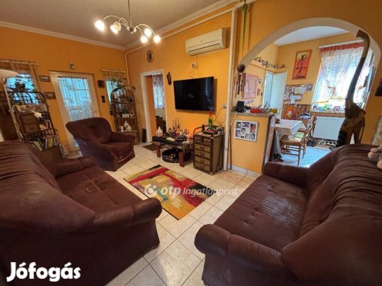 Eladó 110 nm-es, nappali + 3 szobás ház Onga!