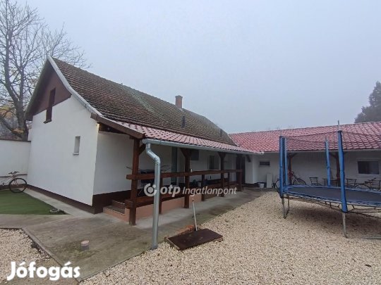 Eladó 110 nm-es ház Csongrád