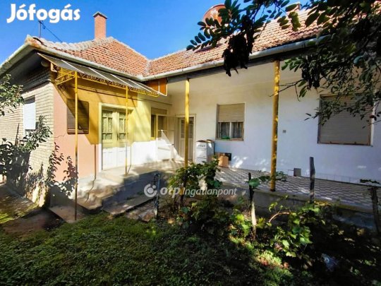 Eladó 111 nm-es ház Ecséd