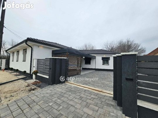 Eladó 111 nm-es ház Szolnok