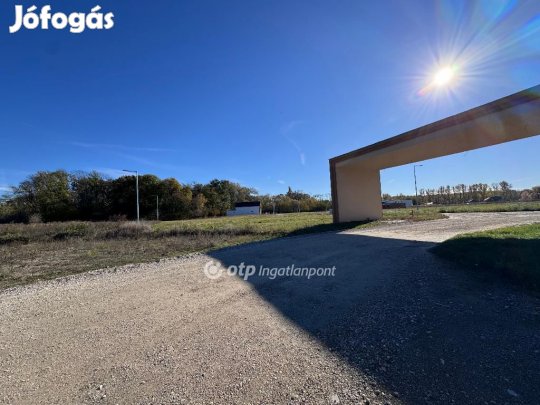 Eladó 1168 nm-es telek Máriakálnok