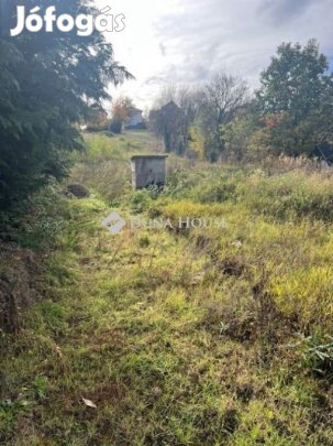 Eladó 1204 nm-es telek Pécs