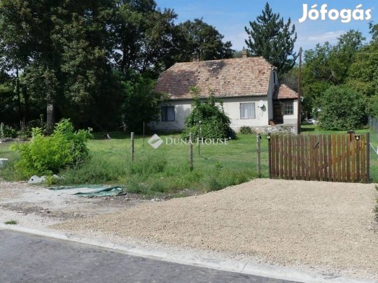 Eladó 120 nm-es ház Dunaalmás