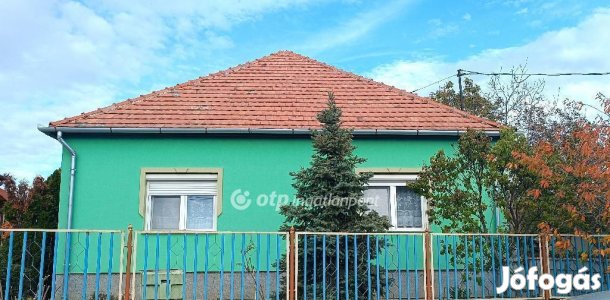 Eladó 120 nm-es ház Törtel