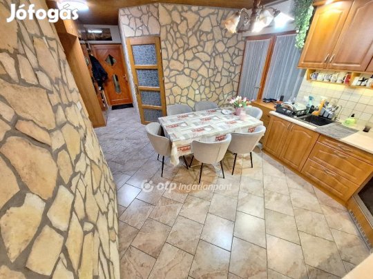 Eladó 121 nm-es ház Tiszajenő
