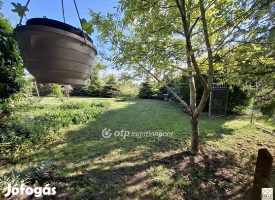 Eladó 1240 nm-es telek Győr