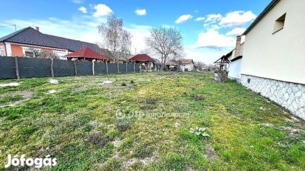 Eladó 1298 nm-es telek Kunsziget