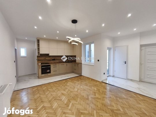 Eladó 129 nm-es lakás Pécs