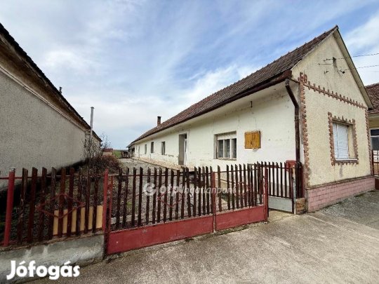 Eladó 130 nm-es ház Újpetre