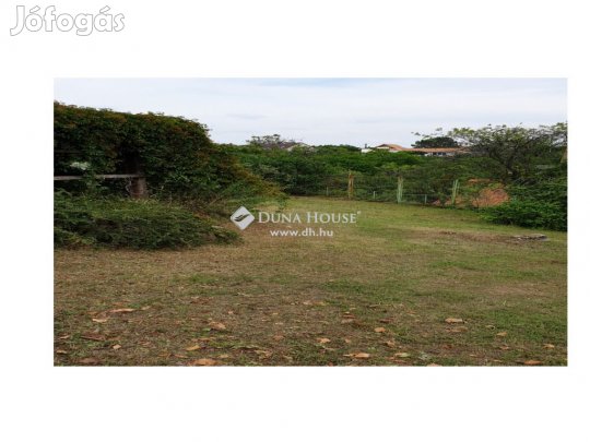 Eladó 1373 nm-es telek Pécs
