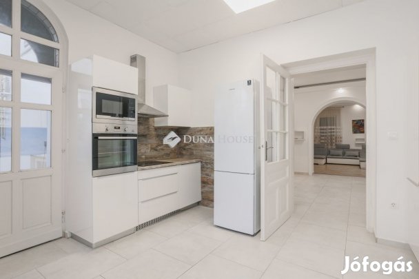 Eladó 138 nm-es lakás Pécs