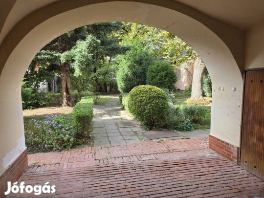 Eladó 138 nm-es tégla lakás Székesfehérvár