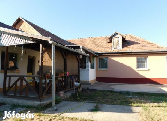 Eladó 139 nm-es ház Tápióság