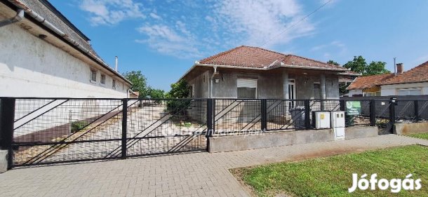 Eladó 140 nm-es Újszerű állapotú Családi ház Kiskőrös Fő út