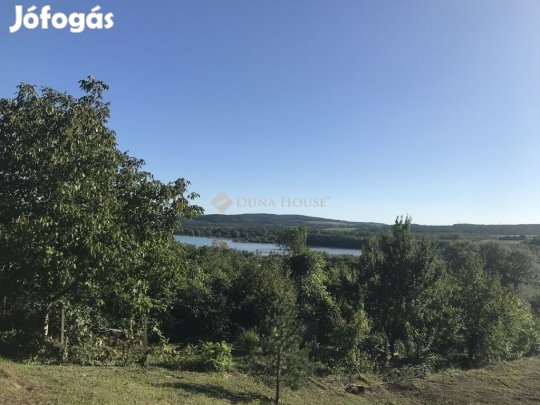 Eladó 1414 nm-es telek Fehérvárcsurgó