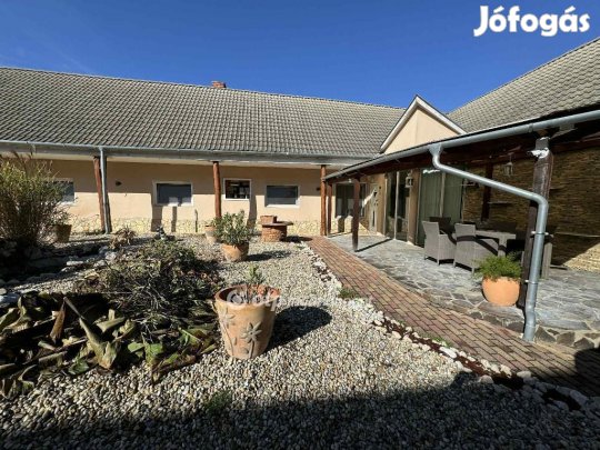 Eladó 142 nm-es ház Hőgyész