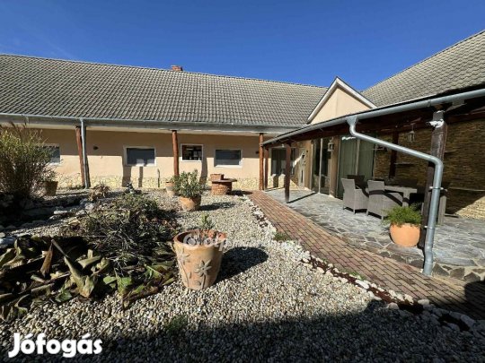 Eladó 142 nm-es ház Hőgyész