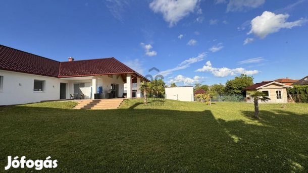 Eladó 142 nm-es ház Vonyarcvashegy