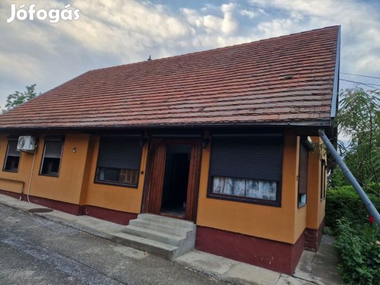 Eladó 150 nm-es Közepes állapotú Családi ház Balatonszabadi
