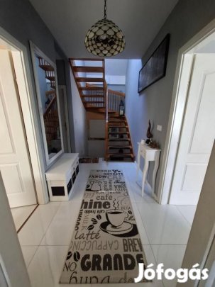 Eladó 150 nm-es ház Csatár