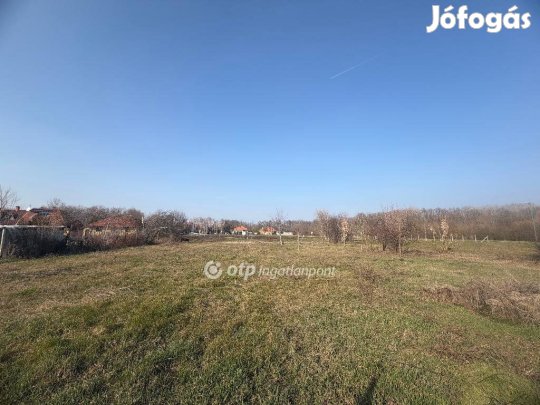 Eladó 1525 nm-es telek Gyula