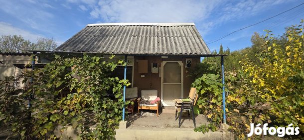 Eladó 15 nm-es Hétvégi ház Baracs