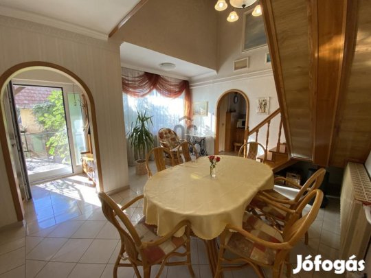 Eladó 160 nm-es ház Abony