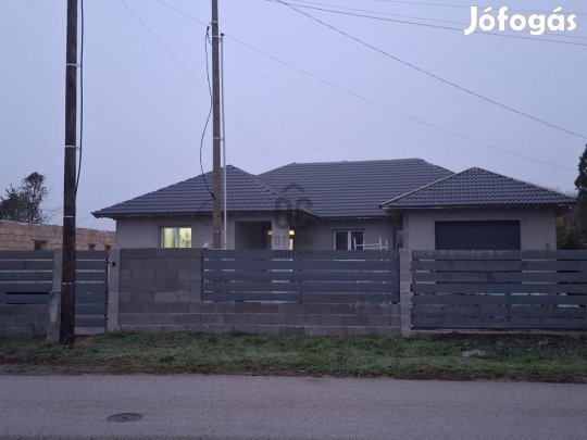 Eladó 163 nm-es ház Nagykáta