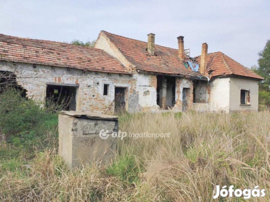 Eladó 1662 nm-es telek Győr