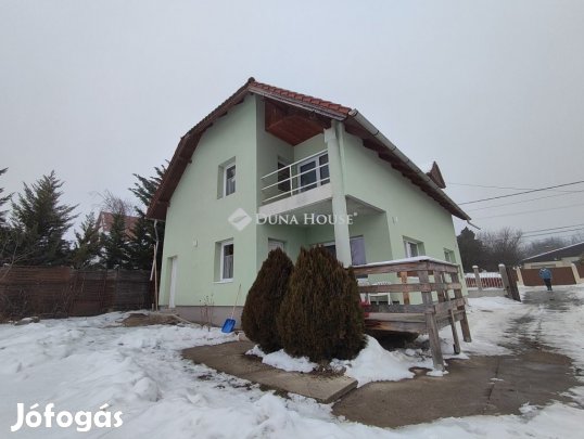 Eladó 168 nm-es ház Érd