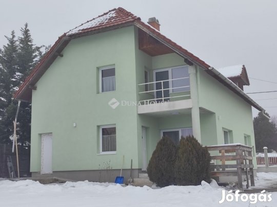 Eladó 168 nm-es ház Érd