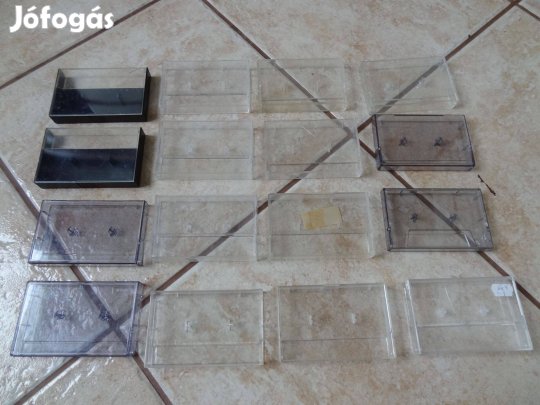 Eladó 16 db magnó kazettatok kazetta tok egyben