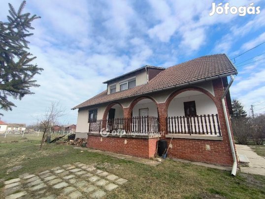 Eladó 172 nm-es ház Gárdony