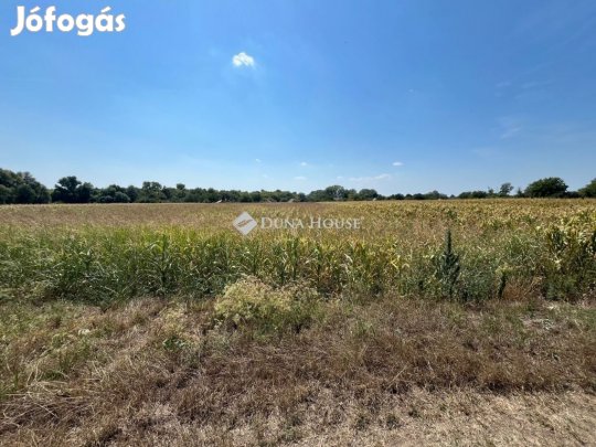 Eladó 1751 nm-es telek Pátka