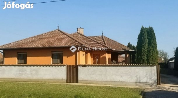 Eladó 178 nm-es ház Császártöltés