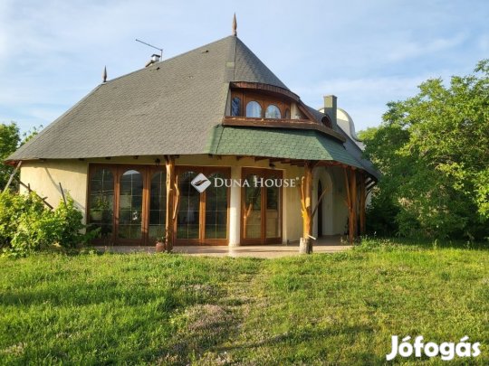 Eladó 179 nm-es ház Balatonakarattya