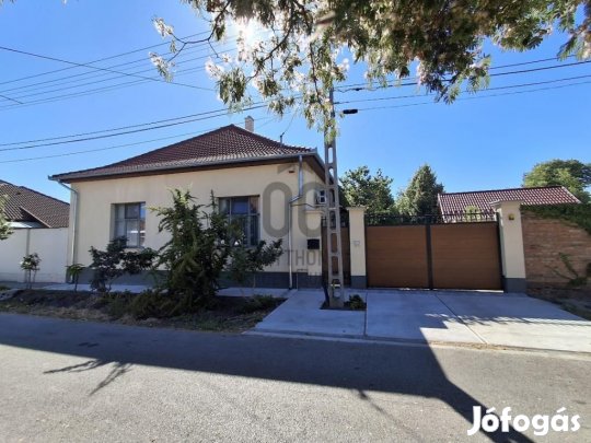 Eladó 182 nm-es ház Cegléd