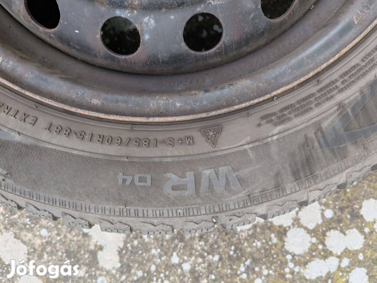 Eladó 185/60 R15 használt téli gumiszett lemezfelnin