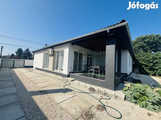 Eladó 187 nm-es ház Cegléd