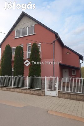 Eladó 196 nm-es ház Ászár