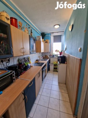 Eladó 1+2 félszobás erkélyes lakás a sétányokon