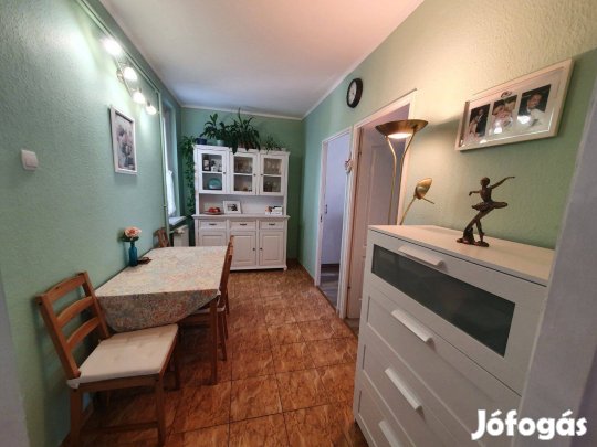 Eladó 1+2 félszobás lakás a Kossuthon szigetelt házban